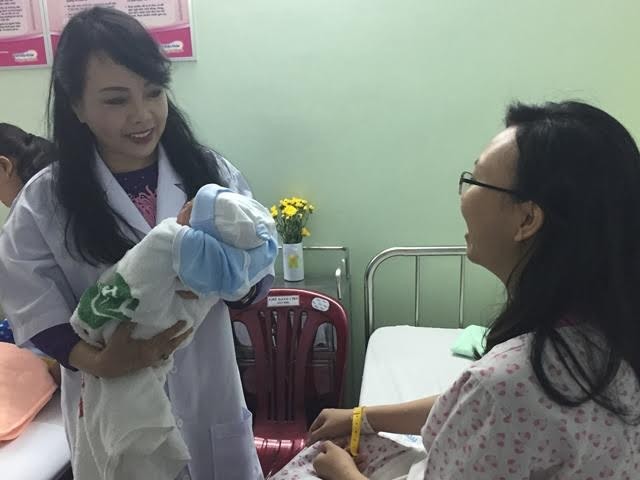 Người dân cả nước đón giao thừa Tết Đinh Dậu ảnh 64