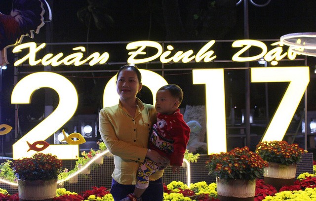 Người dân cả nước đón giao thừa Tết Đinh Dậu ảnh 45