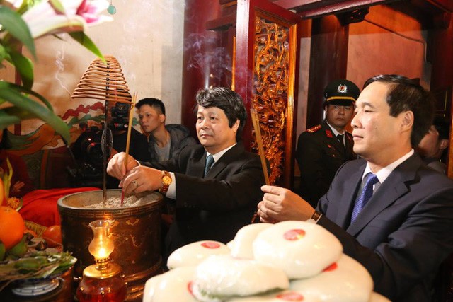 Người dân cả nước đón giao thừa Tết Đinh Dậu ảnh 34