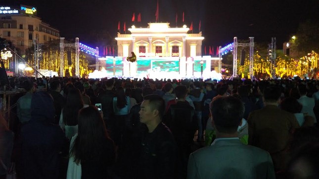 Người dân cả nước đón giao thừa Tết Đinh Dậu ảnh 61