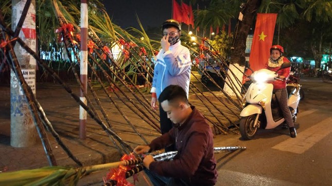 Người dân cả nước đón giao thừa Tết Đinh Dậu ảnh 63
