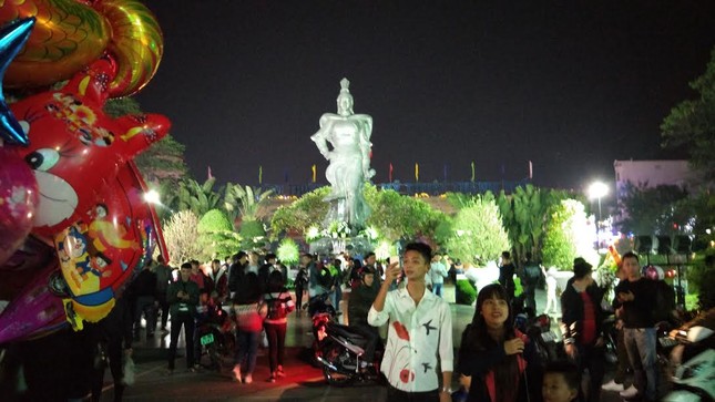 Người dân cả nước đón giao thừa Tết Đinh Dậu ảnh 62