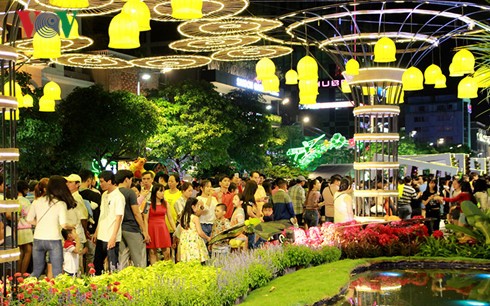 Người dân cả nước đón giao thừa Tết Đinh Dậu ảnh 76