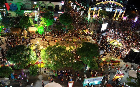 Người dân cả nước đón giao thừa Tết Đinh Dậu ảnh 75