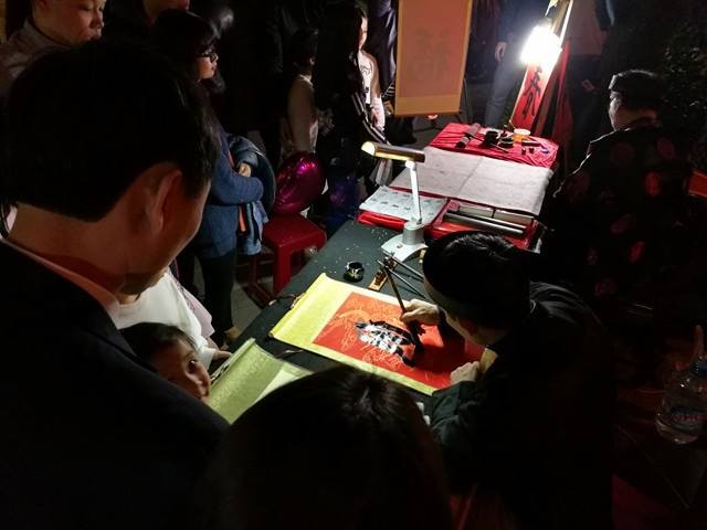Người dân cả nước đón giao thừa Tết Đinh Dậu ảnh 73