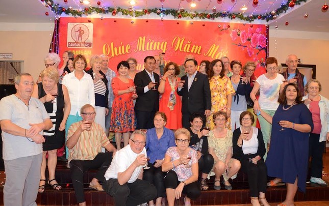 Người dân cả nước đón giao thừa Tết Đinh Dậu ảnh 71