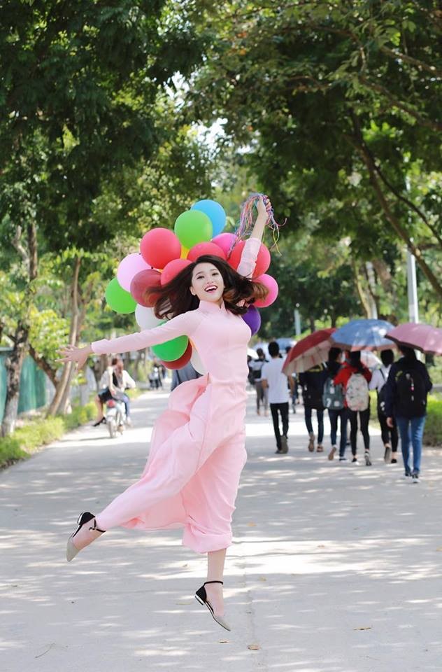 Cô gái bê khay xinh hơn cả dàn hoa khôi ảnh 3