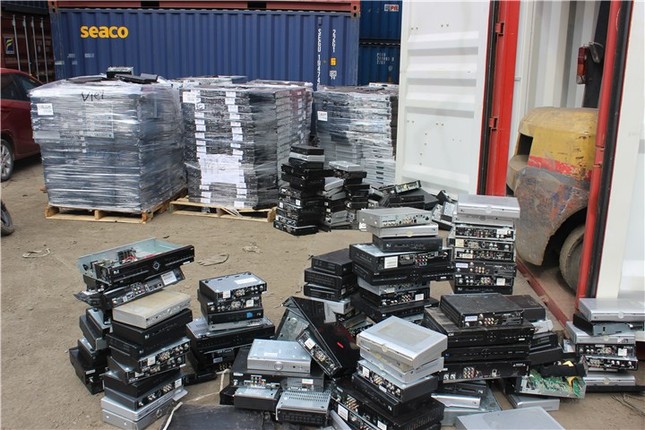Tìm giải pháp xử lý 3.200 container phế liệu tại cảng biển TPHCM ảnh 1