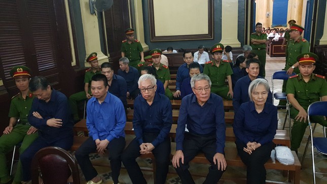 Hé lộ nội dung Vũ 'nhôm' viết trên giấy tại tòa sáng nay ảnh 2