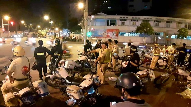 Công an TPHCM kiên quyết xử lý xe ba gác, đốt pháo ảnh 1