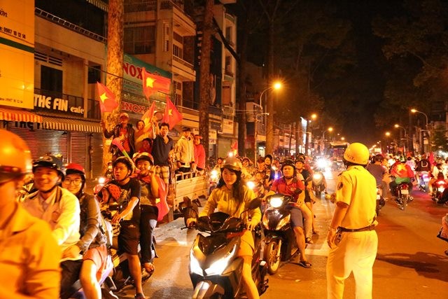Trăm xe ‘đi bão’ ở TPHCM bị CSGT tạm giữ ảnh 2