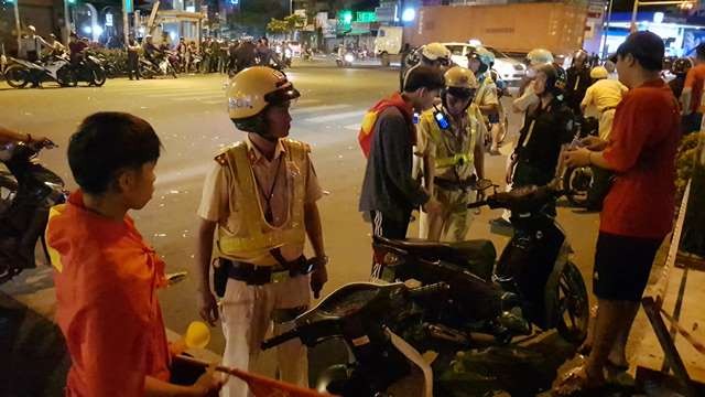 Trăm xe ‘đi bão’ ở TPHCM bị CSGT tạm giữ ảnh 1