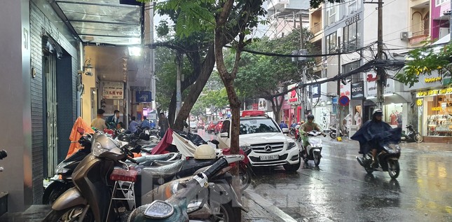 Hai nhóm người cầm hung khí 'huyết chiến' giữa phố Sài Gòn ảnh 3