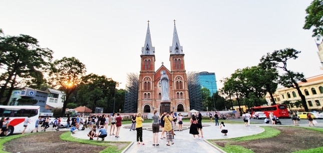 Nhà thờ hoàn thành vào năm 1880, đến năm 1895 có thêm hai tháp nhọn như ngày nay. Năm 1959, tượng đài Đức Mẹ Hòa Bình được xây dựng.Hiện nay nhà thờ đang được trùng tu toàn diện và dự kiến sẽ xong vào năm 2023. 1