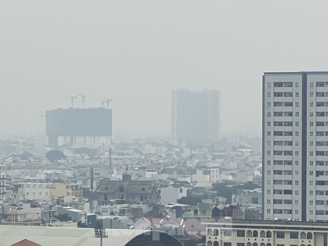 Cuối tuần, sương mù phủ kín cao ốc Sài Gòn ảnh 12