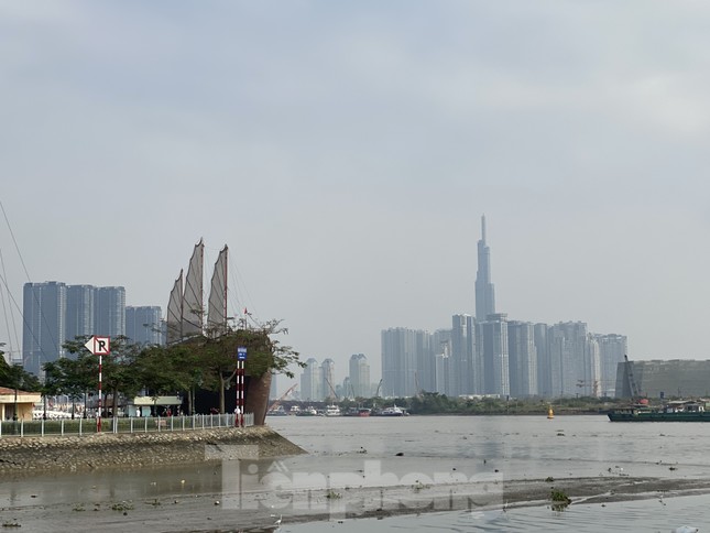 Cuối tuần, sương mù phủ kín cao ốc Sài Gòn ảnh 3