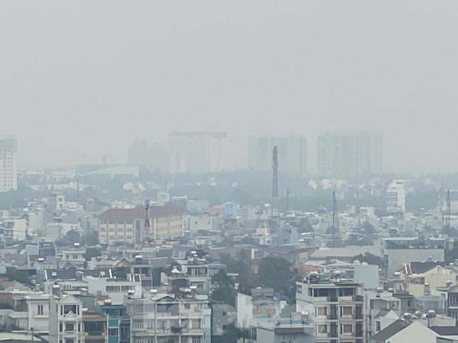 Cuối tuần, sương mù phủ kín cao ốc Sài Gòn ảnh 4