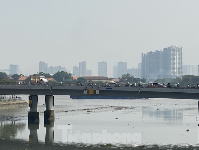Cuối tuần, sương mù phủ kín cao ốc Sài Gòn ảnh 8