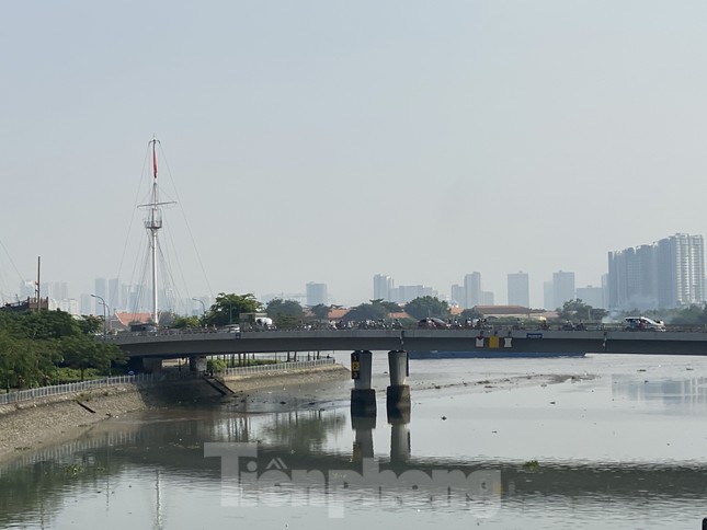 Cuối tuần, sương mù phủ kín cao ốc Sài Gòn ảnh 13