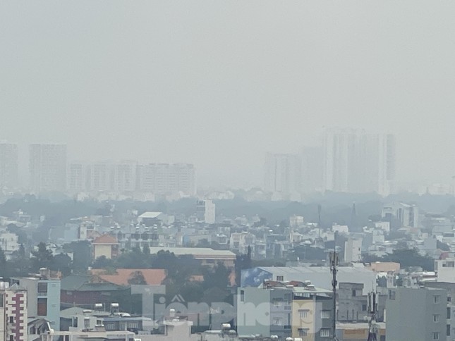 Cuối tuần, sương mù phủ kín cao ốc Sài Gòn ảnh 10