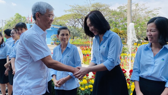 Lãnh đạo UBND TPHCM thăm, chúc tết công nhân xử lý rác ảnh 1