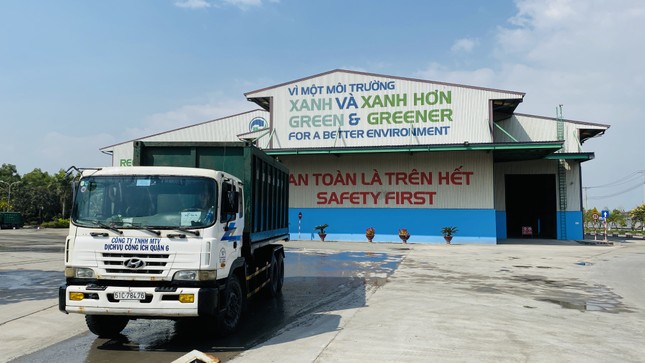 Lãnh đạo UBND TPHCM thăm, chúc tết công nhân xử lý rác ảnh 5