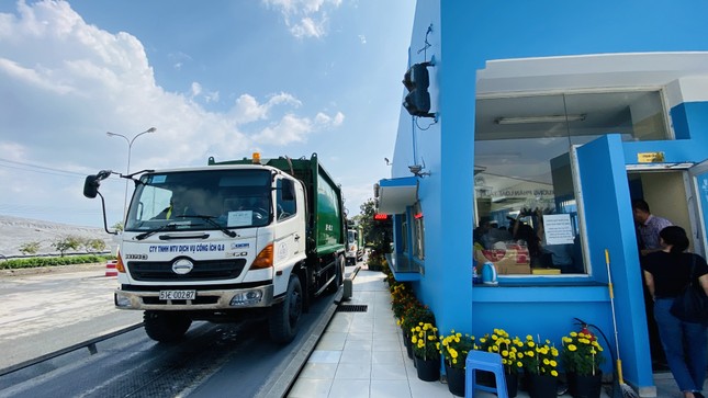 Lãnh đạo UBND TPHCM thăm, chúc tết công nhân xử lý rác ảnh 6