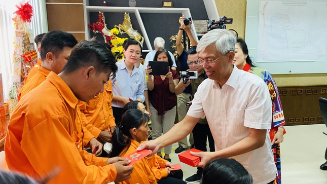 Lãnh đạo UBND TPHCM thăm, chúc tết công nhân xử lý rác ảnh 4
