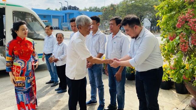 Lãnh đạo UBND TPHCM thăm, chúc tết công nhân xử lý rác ảnh 2