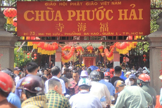 Chùa Phước Hải hay còn biết đến với tên gọi là chùa Ngọc Hoàng, ngôi chùa khá nổi tiếng ở TPHCM từ sau khi cựu Tổng thống Mỹ Obama đến thăm. Hiện nay ngôi chùa này cũng đã ngưng tiếp khách đến để phòng chống dịch COVID-19. 1