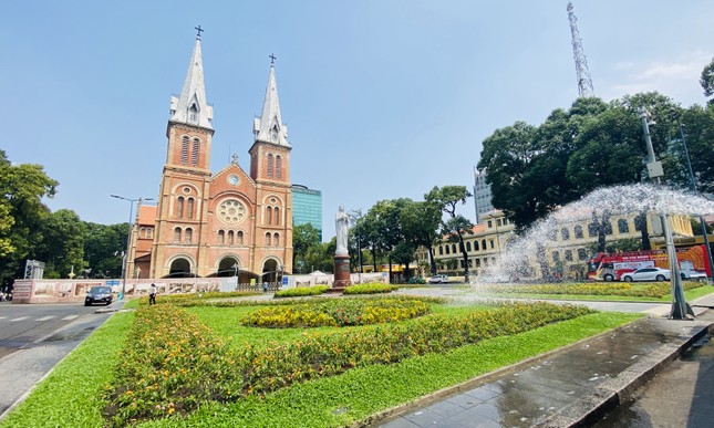 Nhà thờ Đức Bà ở TPHCM trước và sau mùa dịch bệnh COVID-19. Ngày 26/3 tới đây, toàn bộ nhà thờ, nhà nguyện ở TPHCM sẽ không tiến hành thánh lễ và các hoạt động tôn giáo với sự tham dự của cộng đoàn. 2