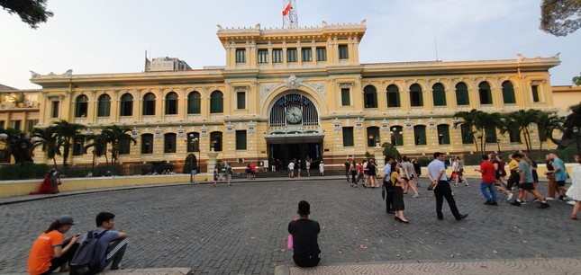 Bưu điện TPHCM cũng là điểm đến của du khách trong và ngoài nước. Tuy nhiên trong những ngày này, quang cảnh nơi đây vắng vẻ, không còn cảnh nhộp nhịp những đoàn khách đến tham quan như trước. 1