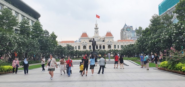 Phố đi bộ Nguyễn Huệ là nơi diễn ra nhiều sự kiện cộng đồng rất sôi động của TPHCM. Cũng là điểm đến của nhiều người để chụp ảnh tuy nhiên ngày 26/3 lại khá vắng vẻ. 1