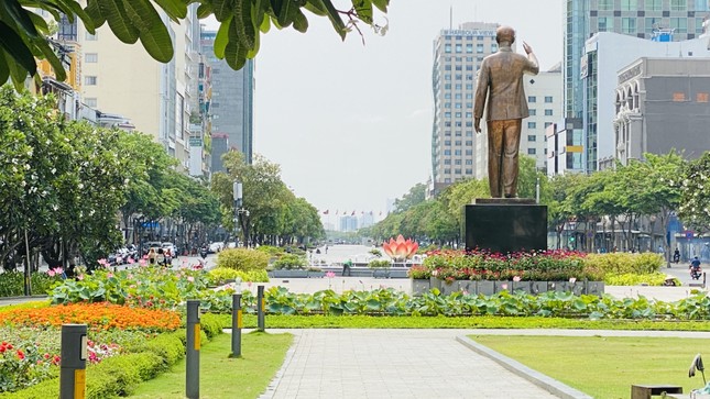 Phố đi bộ Nguyễn Huệ là nơi diễn ra nhiều sự kiện cộng đồng rất sôi động của TPHCM. Cũng là điểm đến của nhiều người để chụp ảnh tuy nhiên ngày 26/3 lại khá vắng vẻ. 2