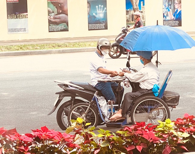 Chủ tịch TPHCM yêu cầu báo cáo phương án hỗ trợ người bán vé số bị mất việc ảnh 1