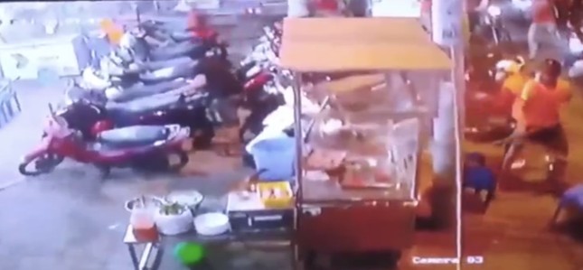 Hàng chục thanh niên vác hung khí đập phá quán ốc ở Sài Gòn ảnh 1