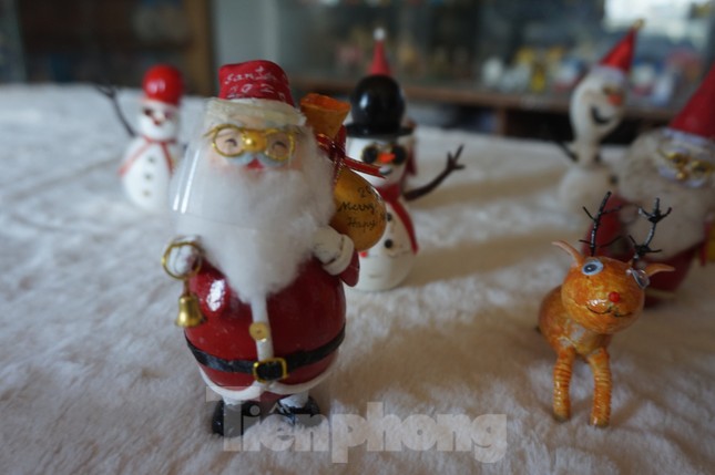 Cụ ông 70 tuổi 'hô biến' vỏ trứng thành ông già Noel độc đáo ảnh 12