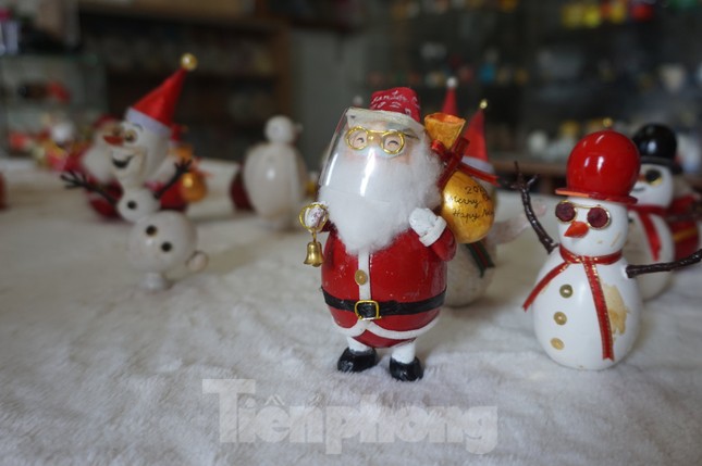 Cụ ông 70 tuổi 'hô biến' vỏ trứng thành ông già Noel độc đáo ảnh 2