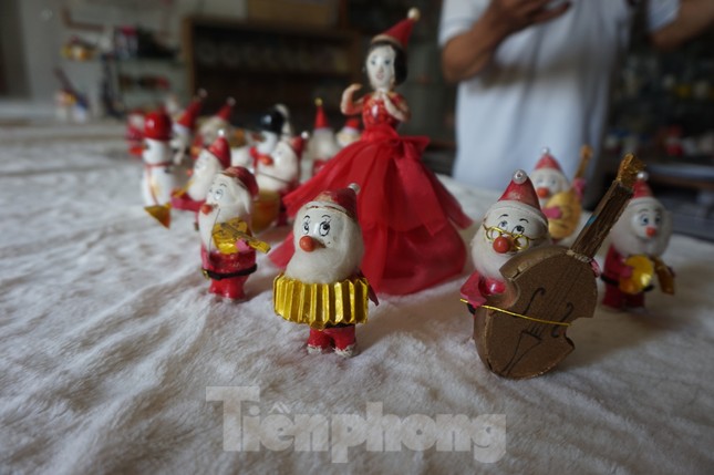 Cụ ông 70 tuổi 'hô biến' vỏ trứng thành ông già Noel độc đáo ảnh 11