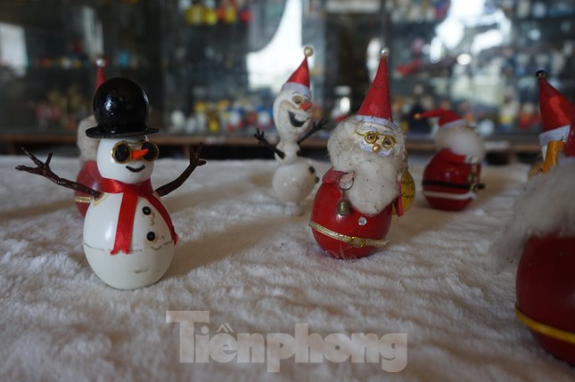 Cụ ông 70 tuổi 'hô biến' vỏ trứng thành ông già Noel độc đáo ảnh 9