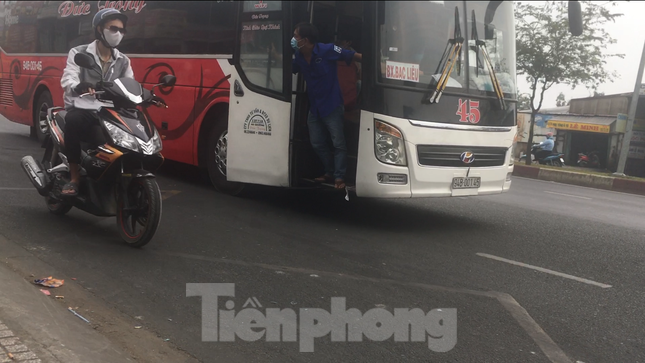 Xe dù, bến cóc 'đại náo' cửa ngõ phía Nam TPHCM ảnh 3