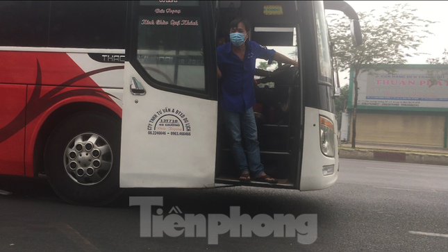 Xe dù, bến cóc 'đại náo' cửa ngõ phía Nam TPHCM ảnh 8