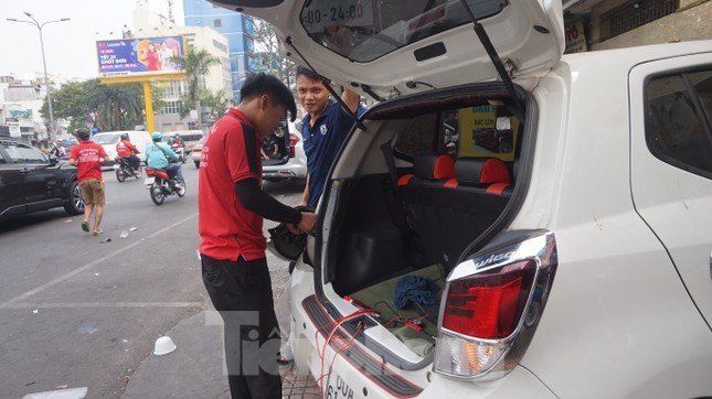 Người Sài Gòn tất bật tân trang 'xế cưng' đón Tết ảnh 6