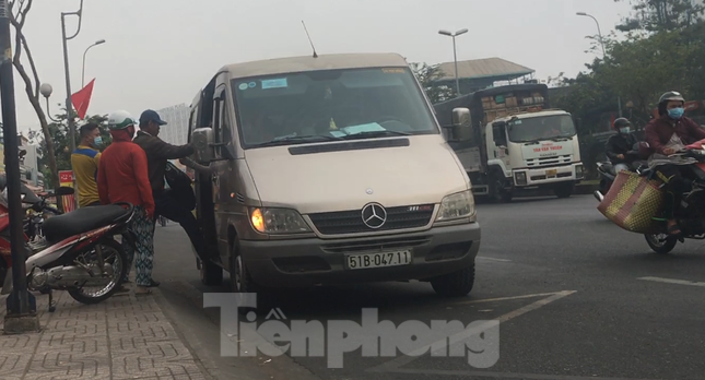 Xe dù, bến cóc 'đại náo' cửa ngõ phía Nam TPHCM ảnh 1