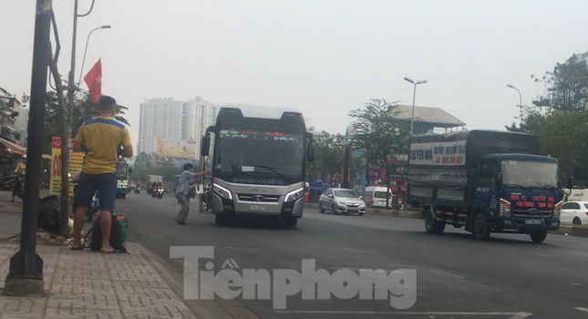 Xe dù, bến cóc 'đại náo' cửa ngõ phía Nam TPHCM ảnh 4