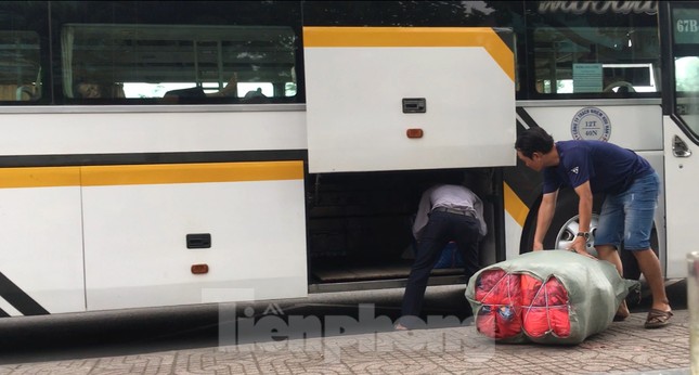 Xe dù, bến cóc 'đại náo' cửa ngõ phía Nam TPHCM ảnh 2