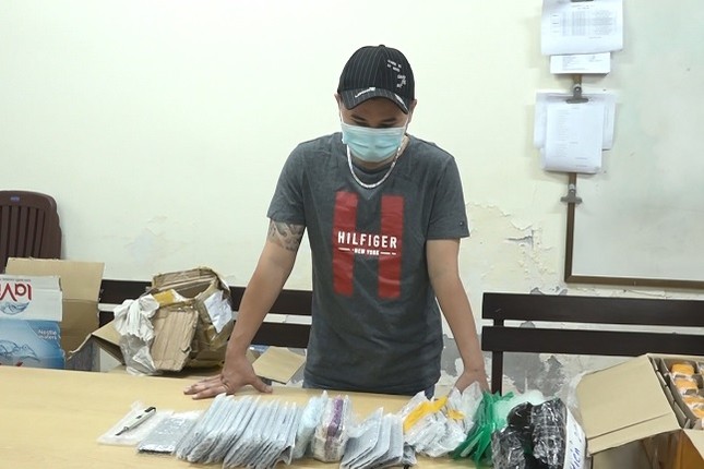 Phát hiện đường dây nhập lậu điện thoại 3 tỷ đồng ảnh 1