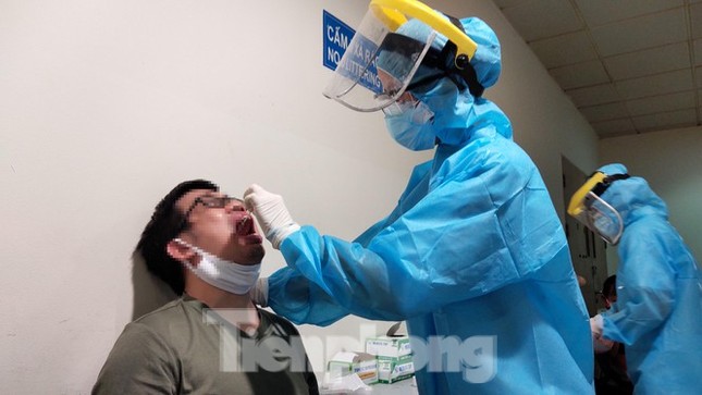 TPHCM lấy mẫu xét nghiệm toàn bộ nhân viên sân bay Tân Sơn Nhất ảnh 2