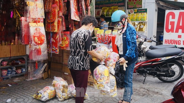 Người Sài Gòn tranh thủ sắm iPad, iPhone về cúng ông Công ông Táo ảnh 14