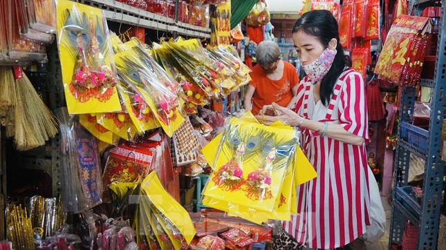 Người Sài Gòn tranh thủ sắm iPad, iPhone về cúng ông Công ông Táo ảnh 4